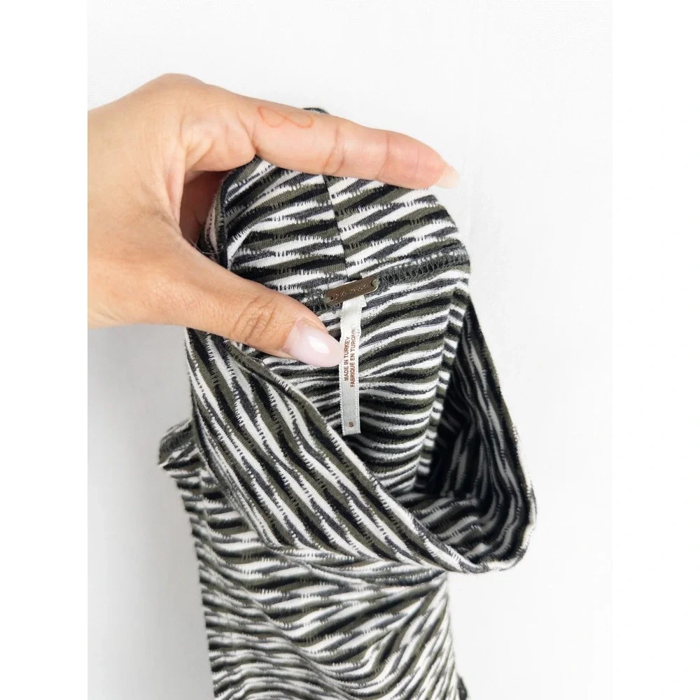 Free People Turtleneck Blouse Top Womens Small‎ Zebra Sleeveless Pullover Boho